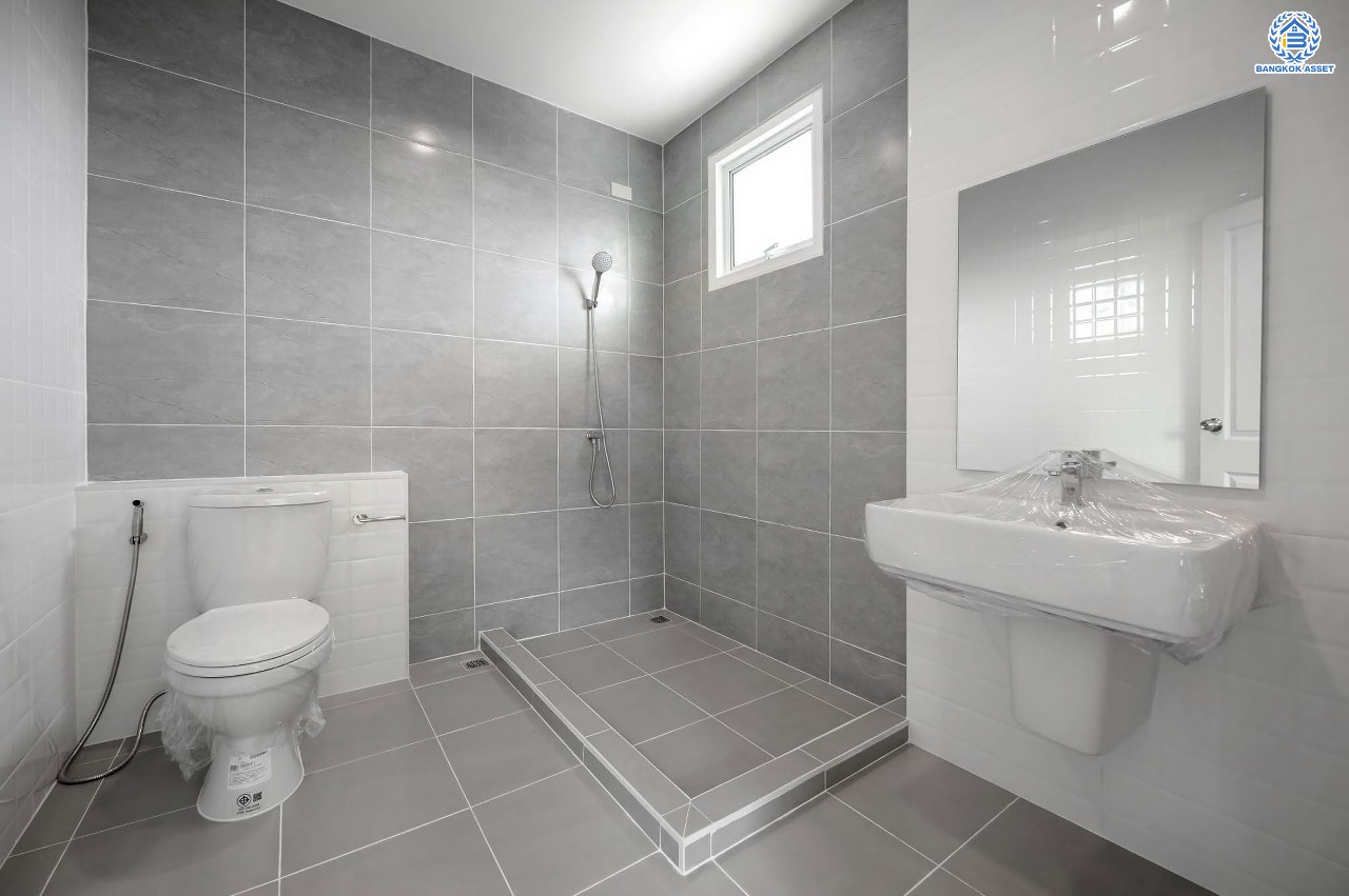 บ้านมือสองตกแต่งใหม่ โครงการ บ้านอาภา2 ปิ่นเกล้า-สวนผัก เนื้อที่ 57 ตร.ว. พื้นที่ใช้สอย 165.6 ตร.ม. ฟังก์ชัน 3 ห้องนอน 3 ห้องน้ำ จอดรถได้ 2 คัน บนทำเลเดินทางสะดวก เชื่อมต่อหลายเส้นทาง อาทิถนนกาญจนาภิเษก, ถนนนครอินทร์, ถนนราชพฤกษ์  ใกล้รถไฟฟ้าสายสีแดง "สถานีบางบำหรุ"